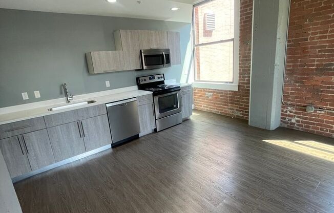 Studio, 1 bath, 625 sqft, $1,350, Unit 403