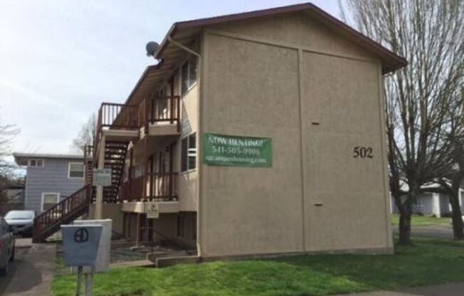 2 beds, 1 bath, $1,200, Unit 6