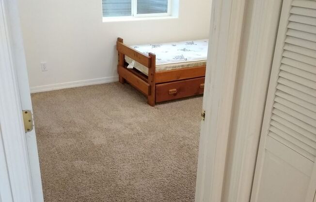 3 beds, 3 baths, $595, Unit Apt 1 - Room #1 Main Floor