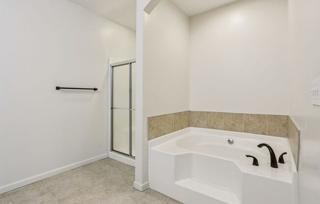 1 bed, 1.5 baths, 1,100 sqft, $1,565