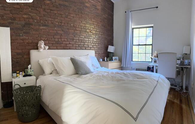 213 W 21 ST