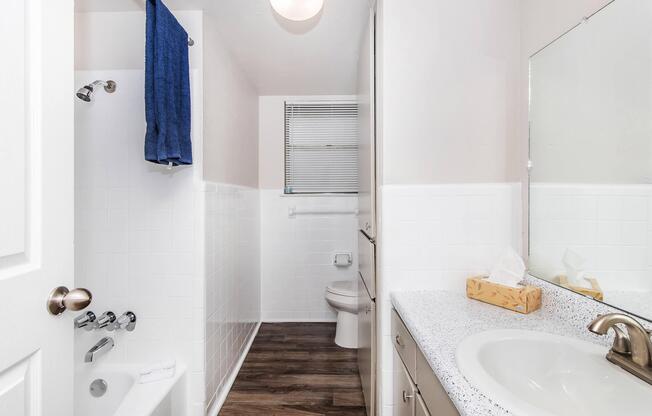 2 beds, 1 bath, 889 sqft, $1,000