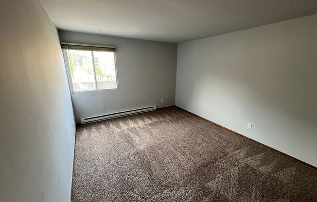 2 beds, 1 bath, 950 sqft, $1,365