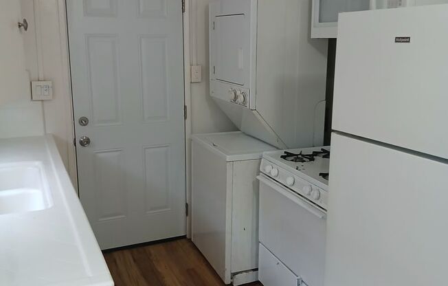 2 beds, 1 bath, $2,100, Unit 389