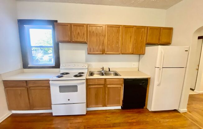 3 beds, 1 bath, $1,550, Unit 1