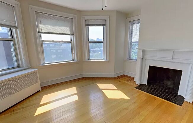 2 beds, 1 bath, 750 sqft, $3,400, Unit 53