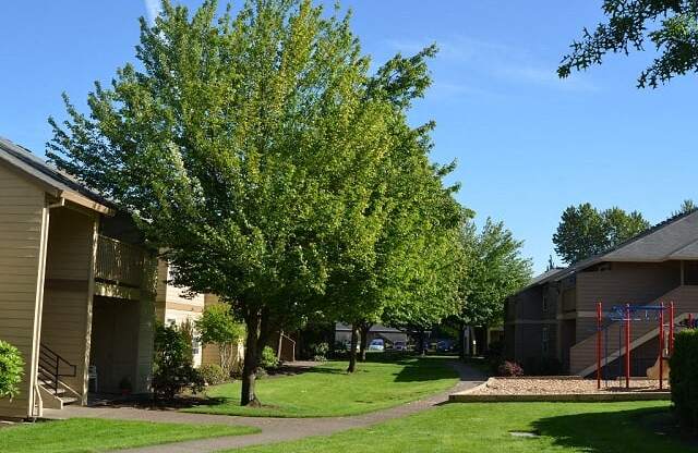 Courtyard at Mountain High Apartments, Gresham, OR