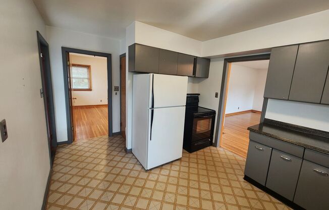 2 beds, 1 bath, $1,595