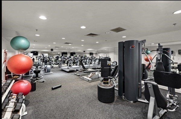 1 bed, 1 bath, 651 sqft, $3,200, Unit 906