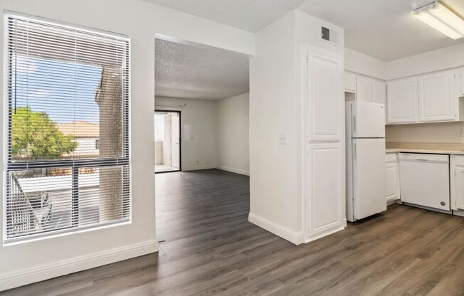 3 beds, 2 baths, $1,595, Unit # 2081