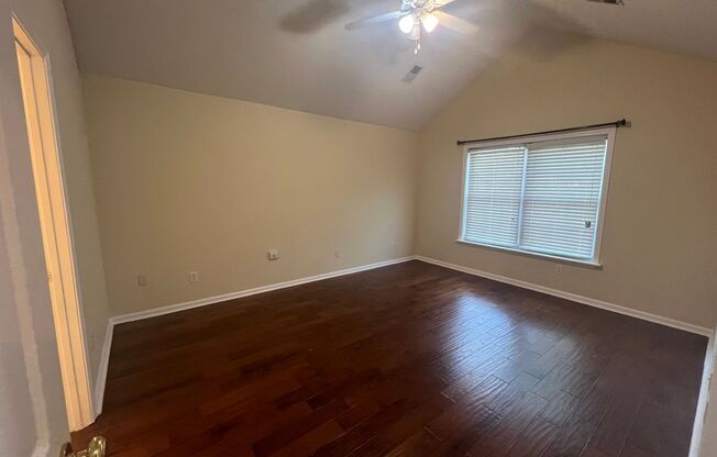 3 beds, 2 baths, $1,600