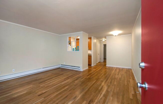 START YOUR LEASE TODAY! NOW AVAILABLE!  Free parking SPACIOUS & BRIGHT & PARK & WASHER/DRYER IN HOME!!