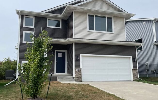 Beautiful! 3 bedroom 3 bathroom Single-Family Home in Urbandale, IA