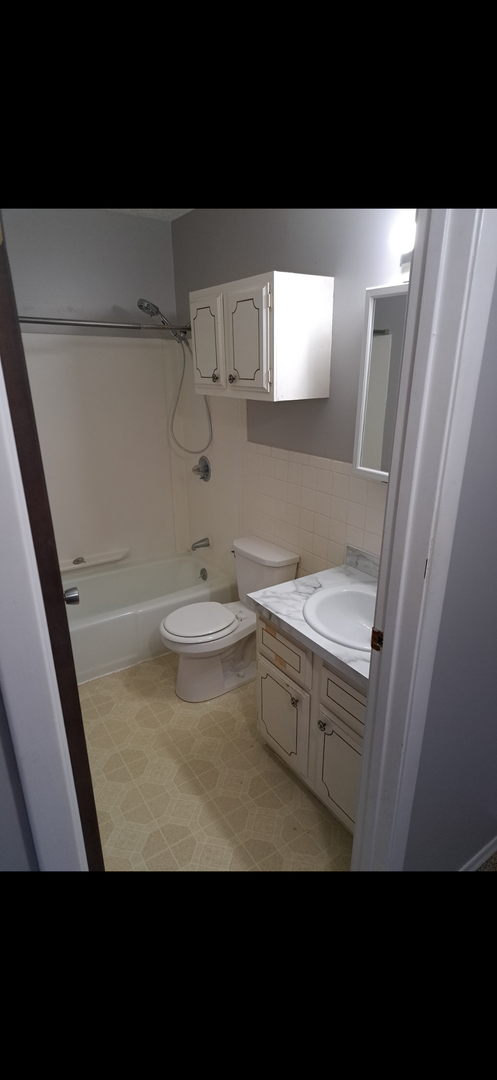 2 beds, 1 bath, $950, Unit 3