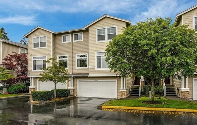 Amazing 4 bedroom, 2.5 bathroom townhouse in Kirkland.