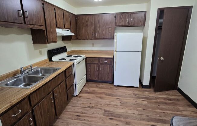 2 beds, 1 bath, 824 sqft, $1,229, Unit 1658-06