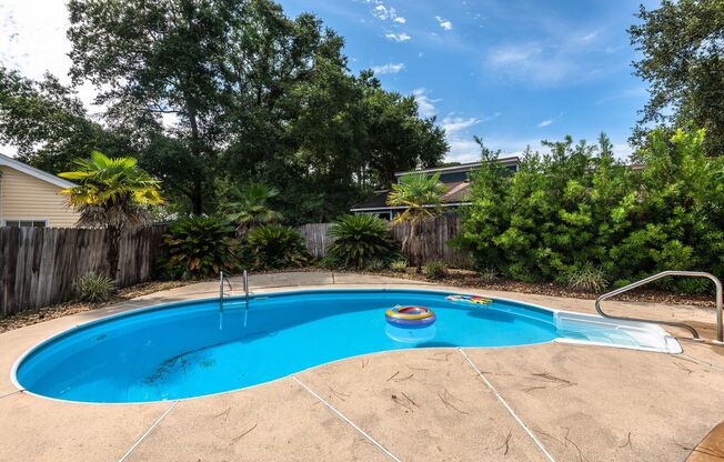 POOL HOME IN THE HEART OF NICEVILLE