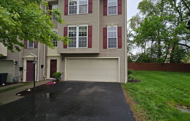 Beautiful End Unit Townhouse - Conveniently Located