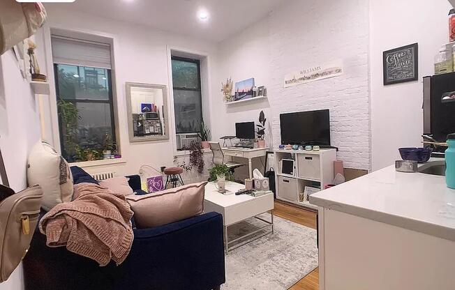 259 W 18 ST