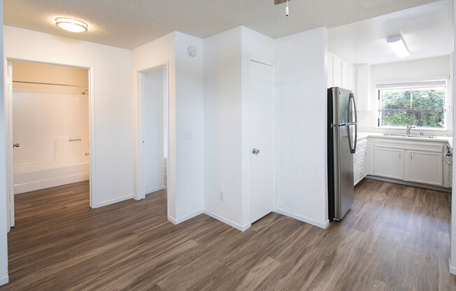 Hillcrest: Beautiful 2 Bedroom Apartment with 2 Parking Spaces!