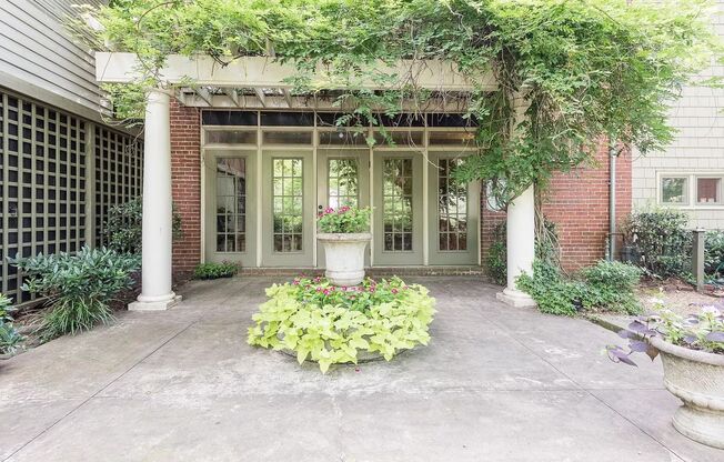 Beautiful Historic Carriage House in Highland Park, circa 1913