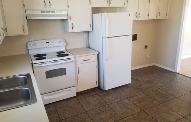 2 beds, 1 bath, 821 sqft, $895, Unit C