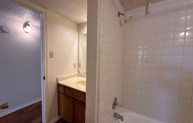 2 beds, 1 bath, $1,295