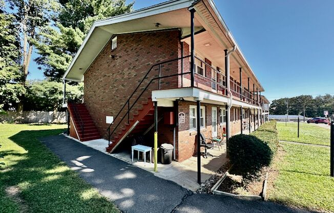 438 Springfield Lantern Court Apartments