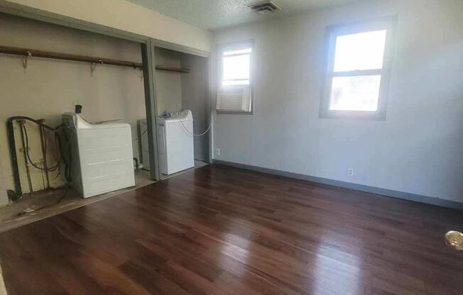 2 beds, 1 bath, $699