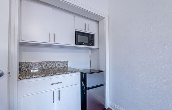 Studio, 1 bath, 350 sqft, $1,150, Unit Unit 204