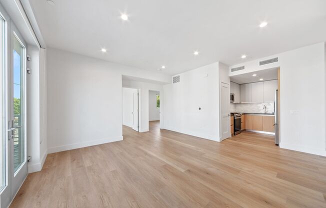 3 beds, 2 baths, 1,015 sqft, $5,400, Unit 202
