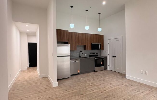 2 beds, 1 bath, 875 sqft, $2,275, Unit 525