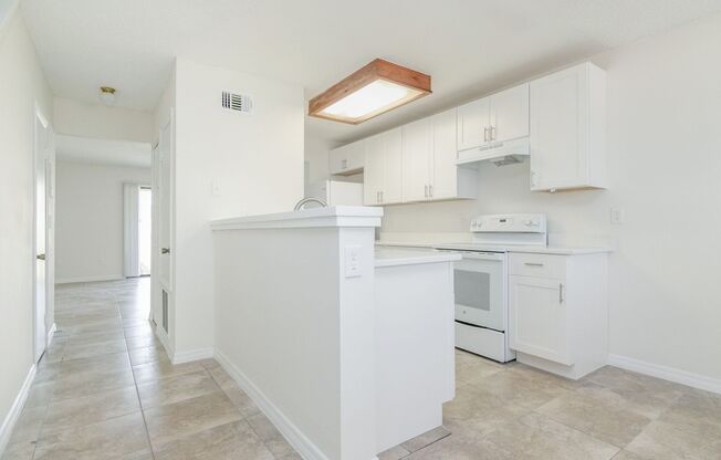 Beautiful 2BR/1.5BA Townhome for rent Near Lake Baldwin!