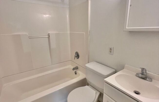 3 beds, 1 bath, $950