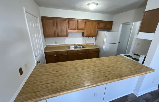 2 beds, 1 bath, 800 sqft, $1,025, Unit A