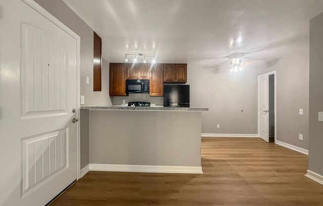 2 beds, 1 bath, 880 sqft, $2,538, Unit 007