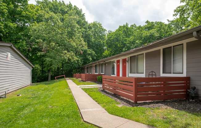 A long row of studio and one bedroom apartments in Hendersonville TN with a sidewalk in between.