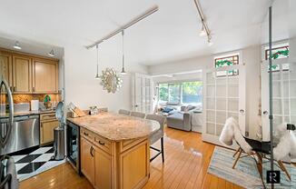 240 E 55 ST