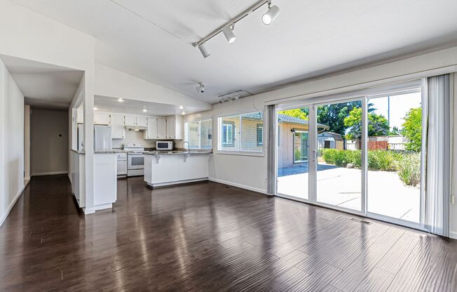 Saratoga Gem - 4BR Home Open Floor Plan & Outdoor Space