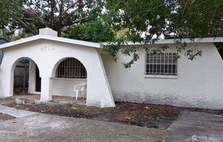 2/1 Single family home with fenced in yard