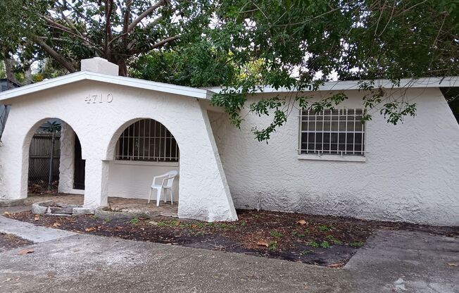 2/1 Single family home with fenced in yard