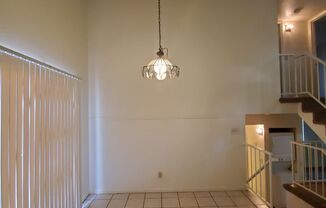 3 Bedroom townhome w/fireplace ++ bonus room, mesa