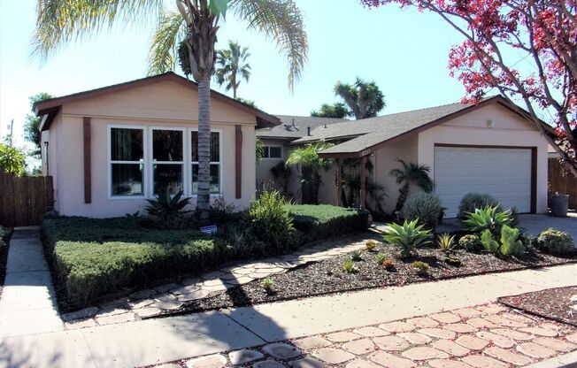 4bedrm 2 1/2 bath house with yard & garage in San Carlos $4000 a mo 1 year lease