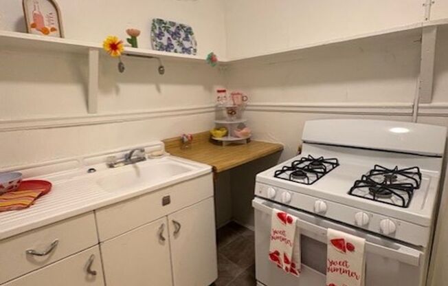 1 bed, 1 bath, 750 sqft, $1,325, Unit 218-7