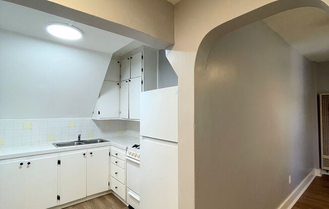 1 bed, 1 bath, $550, Unit #4