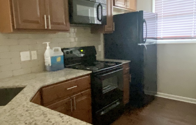 Renovated 2br apt at edge of LSU campus, incl appliances & parking