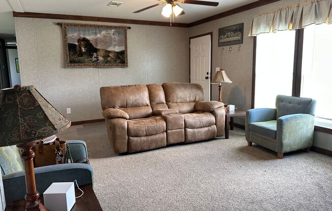 Charming Acrage Rental with Optional Barn Use – Country Living at Its Best!