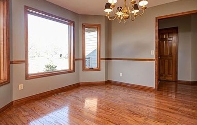 Executive 4 Bedroom 3.5 Bath 3+ Car Garage - Great South Springfield Location!