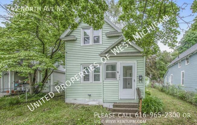 742 N AVE NE