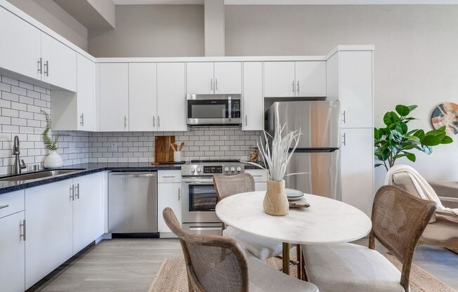 2 beds, 1 bath, 600 sqft, $2,195, Unit 124